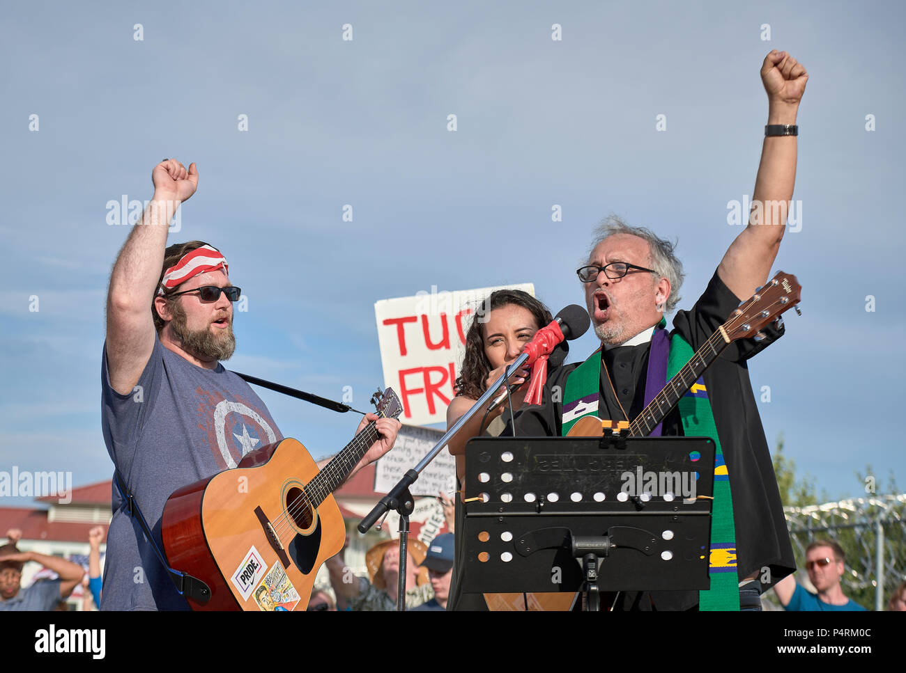 Il Rev. Jorge Rodriguez, un regno pastore metodista, conduce i partecipanti nella song in un rally al di fuori di un ufficio federale un centro di detenzione a Sheridan, Oregon, Stati Uniti d'America. Foto Stock
