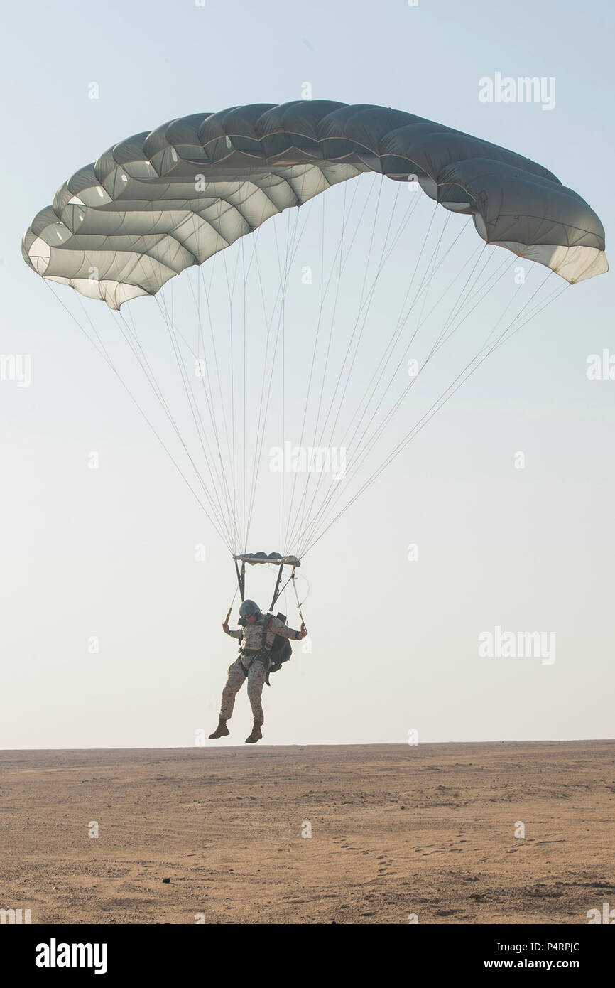 Un Marine assegnato all'undicesimo Marine Expeditionary Unit (MEU) si prepara a terra alla goccia-zona dopo paradropping da un MH-60S Seahawk elicottero assegnato al "deserto" di falchi di elicottero di mare squadrone di combattimento (HSC) 26 det. 1, durante una caduta libera formazione paracadute evoluzione. Xi Marine Expeditionary Unit è un distribuita, mare flessibile a base di aria marina di massa-task force in grado di condurre le operazioni anfibie, risposta in caso di crisi e un numero limitato di operazioni di emergenza, per includere l'introduzione di follow-su forze e designato per le operazioni speciali al fine di sostenere la la Foto Stock