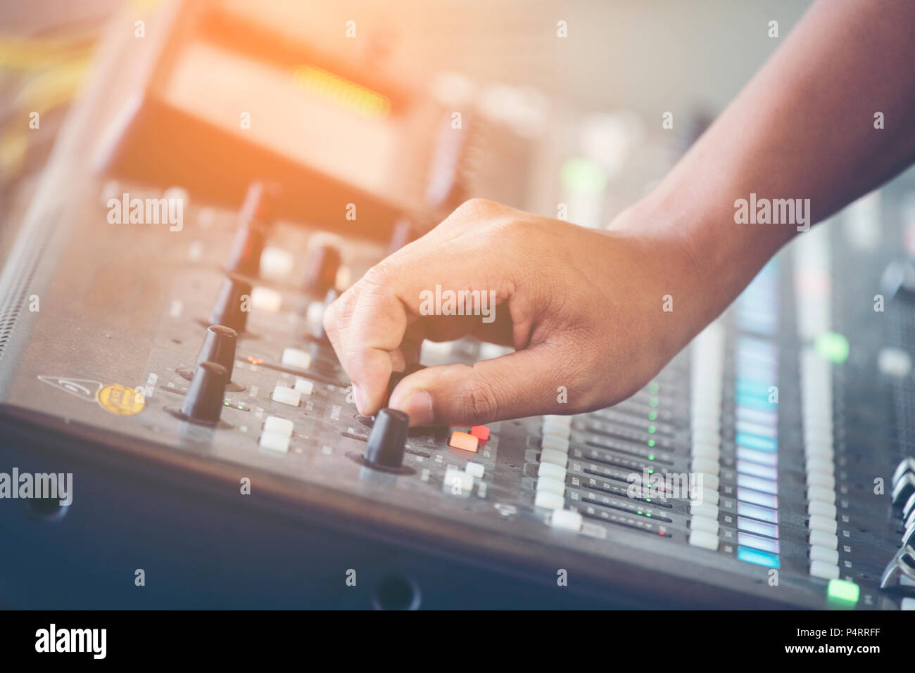 Fase professionale mixer audio closeup al sound engineer mano utilizzando il mix audio cursore lavorando durante il concerto previsto Foto Stock