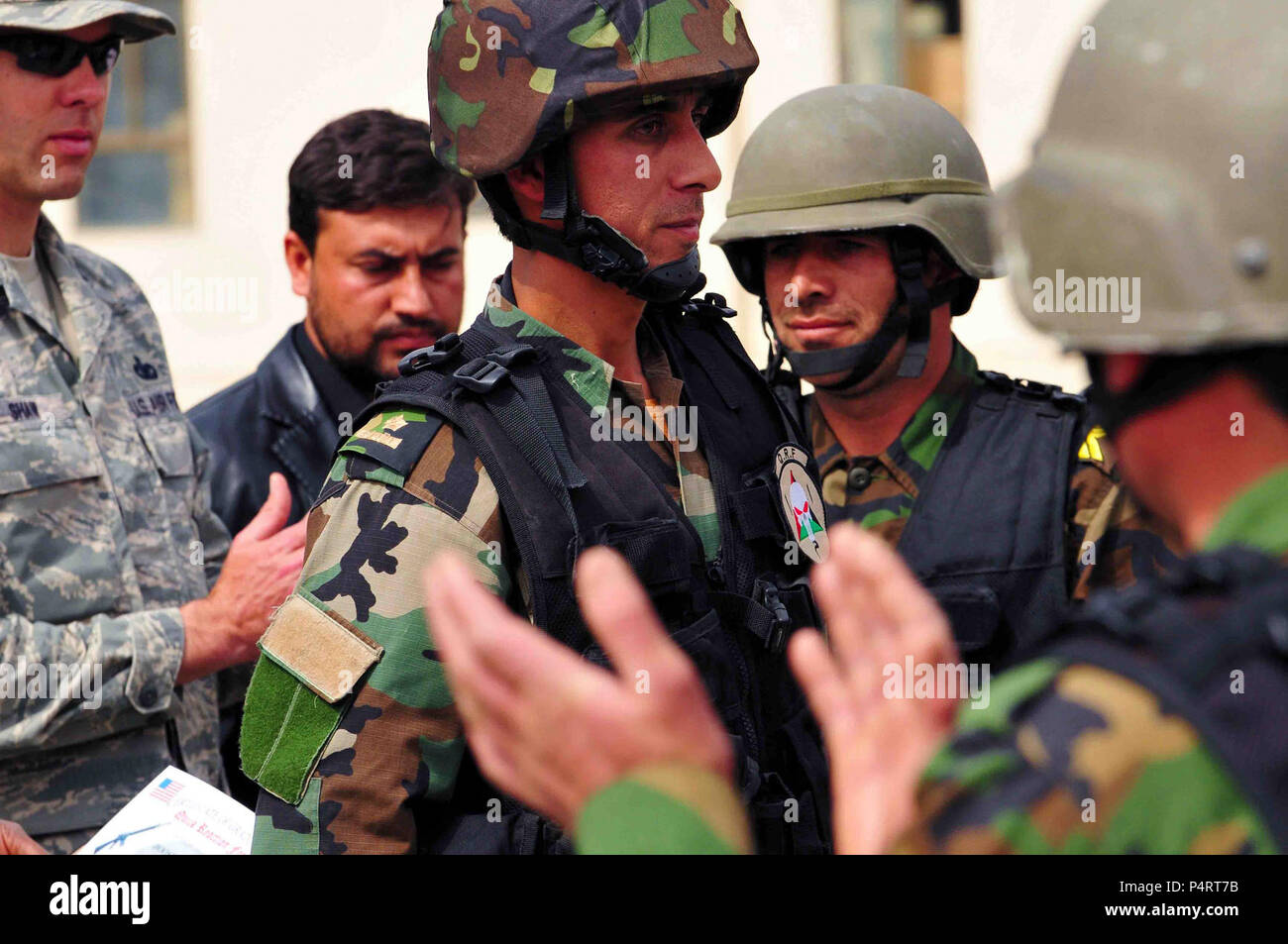 KABUL, Afghanistan - Studenti della rapida reazione di forza e corso Sicurezza partecipare ad una cerimonia di consegna dei diplomi tenutasi presso l'Esercito nazionale afgano Air Corps base a Kabul, Afghanistan il 8 aprile 2010. 5 settimana di corso intensivo, che riguardavano argomenti quali, massa combatives, montato il pattugliamento, fucile e mitragliatrice corsi di formazione e altri in relazione alla sicurezza dell'aria Corps è stato il primo ad avere gli afgani design e condotte con il minimo di American mentor coinvolgimento. (US Navy Foto Stock