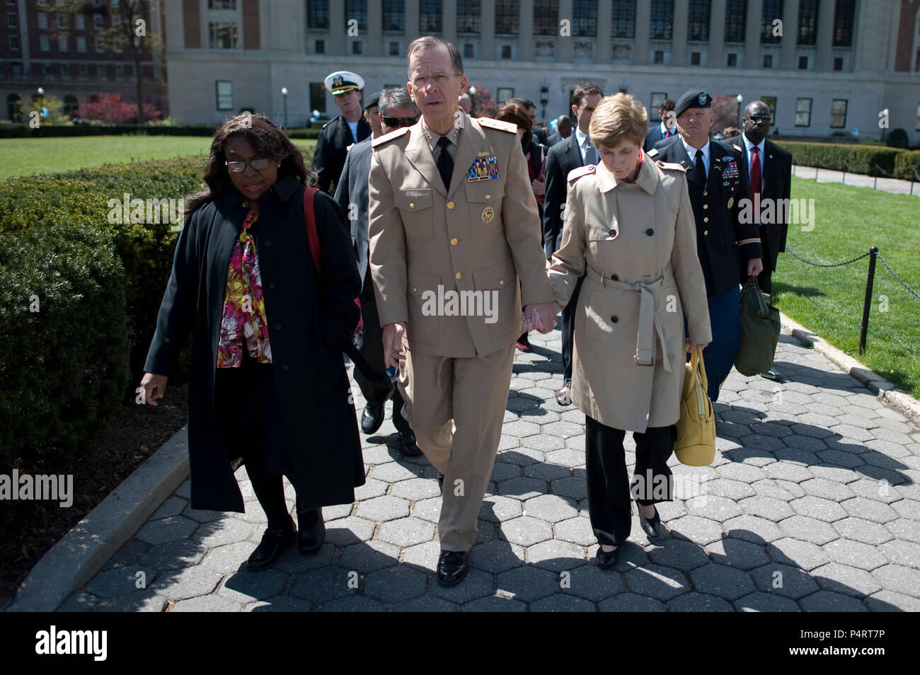 Presidente del Comune di capi di Stato Maggiore della Marina Militare Adm. Mike Mullen e sua moglie Deborah tour la Columbia University campus a New York City il 18 aprile 2010. Il Mullens hanno avviato una "conversazione con il paese " tour, la prima gamba in una serie yearlong di fermate in America nelle università europee per discutere di questioni rilevanti per i militari e il modo in cui le istituzioni educative possono partecipare nell aiutare i veterani e le loro famiglie. (DoD Foto Stock