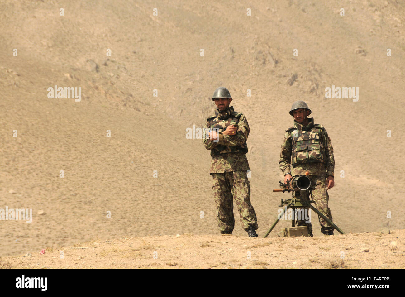 Darulaman, Afghanistan (2 settembre 2010) - esercito nazionale afghano soldati in stand by il loro SPG-9 73 millimetro recoilless gun presso la filiale di fanteria scuola in Darulaman. La scuola insegna soldati afgani tattiche di fanteria e treni su armi fra cui malte, equipaggio servito armi e pistole recoilless. Foto Stock