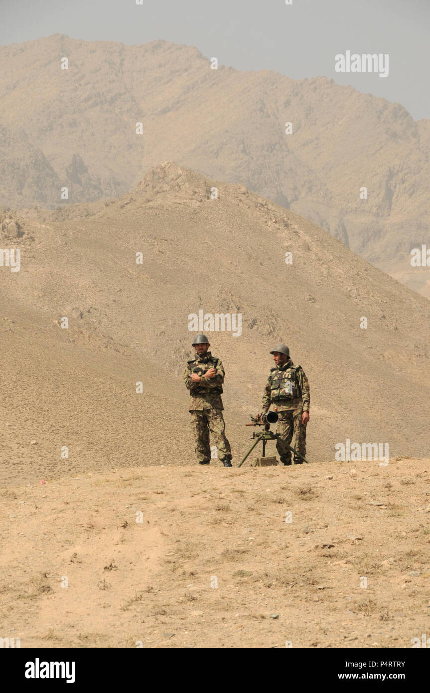 Afghanistan (2 settembre 2010) - esercito nazionale afghano soldati in stand by il loro SPG-9 73 millimetro recoilless gun presso la filiale di fanteria scuola in Darulaman. La scuola insegna soldati afgani tattiche di fanteria e treni su armi fra cui malte, equipaggio servito armi e pistole recoilless. Foto Stock