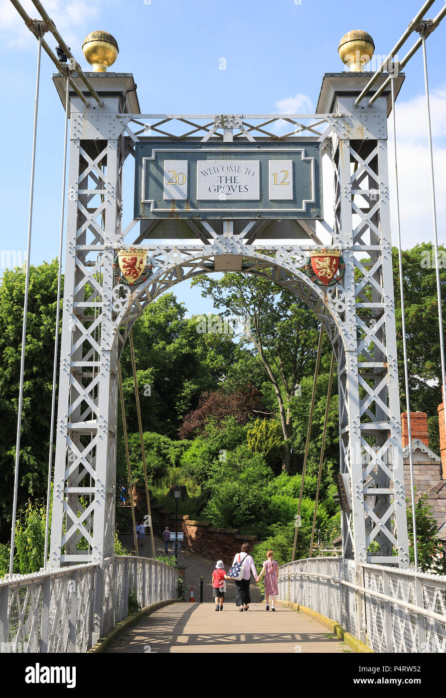 Queens Park ponte di sospensione sul bellissimo fiume Dee in Chester, NW England, Regno Unito Foto Stock