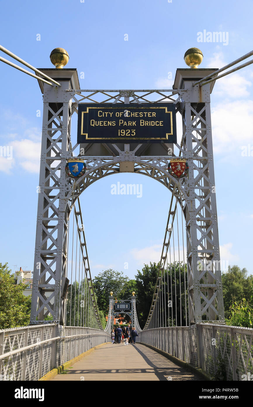 Queens Park ponte di sospensione sul bellissimo fiume Dee in Chester, NW England, Regno Unito Foto Stock