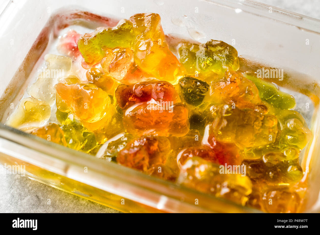 Orsi gommoso con Vodka in recipiente di vetro. Alcolica alimentare dolciario. Foto Stock