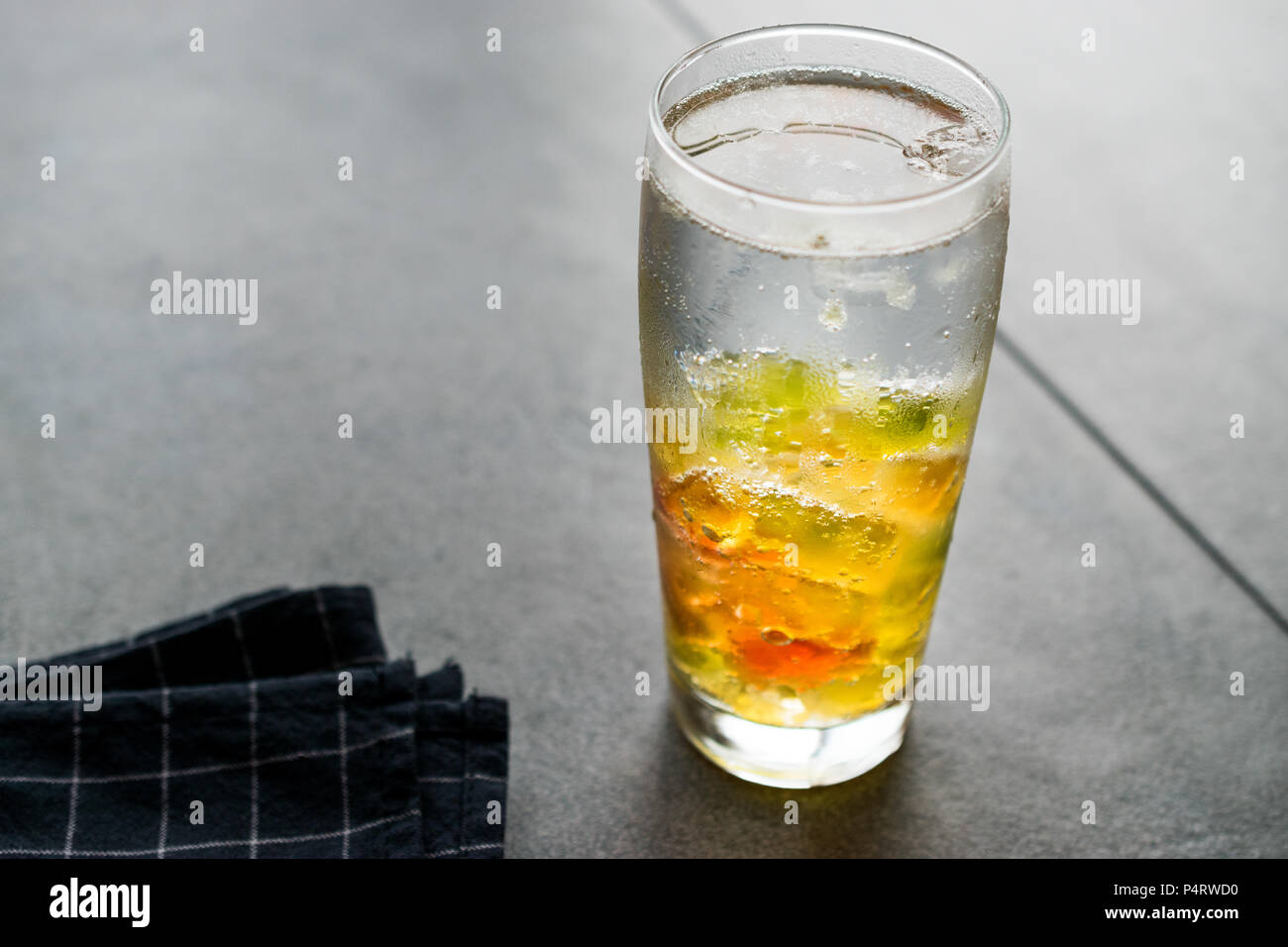Orsi gommoso con Vodka Cocktail. Bevanda alcolica con dolciumi caramelle  Foto stock - Alamy