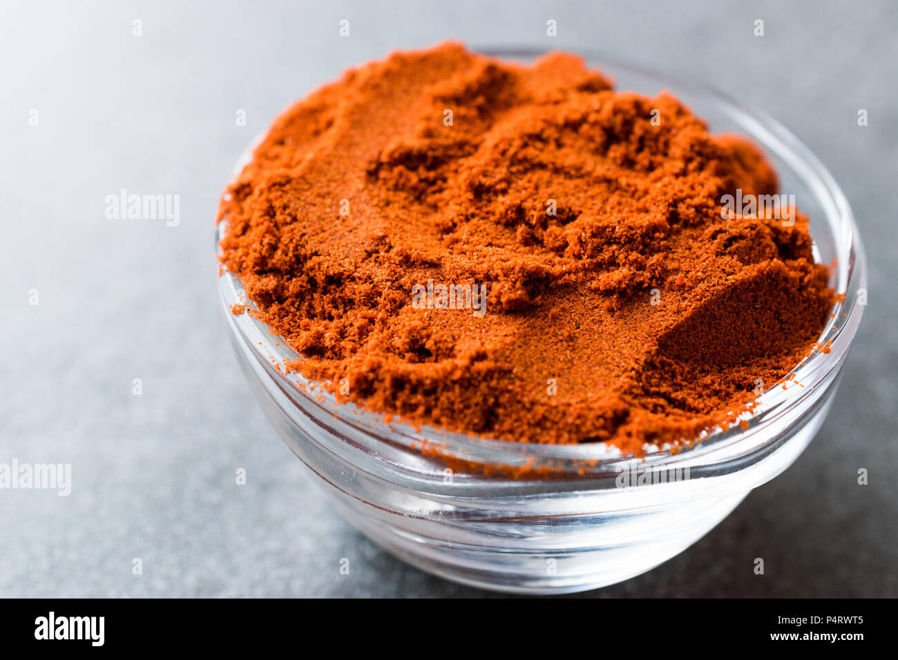 Organico secco in polvere di pepe rosso in polvere paprica affumicata. Alimenti biologici. Foto Stock