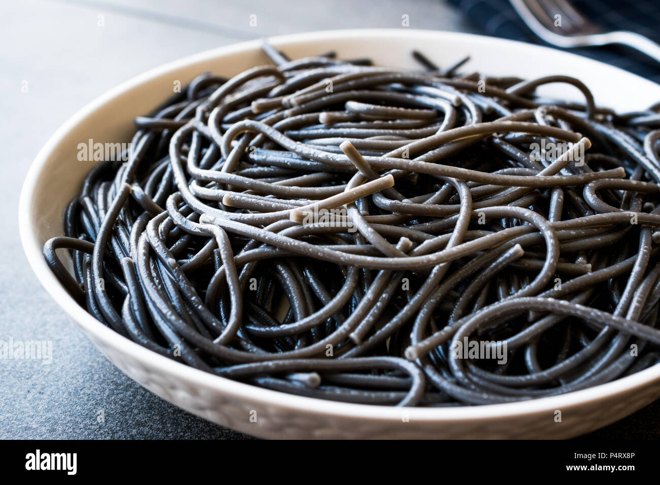 Spaghetti al nero di Pasta condita con inchiostro di Calamari Seppie o Inkfish. Alimenti biologici. Foto Stock