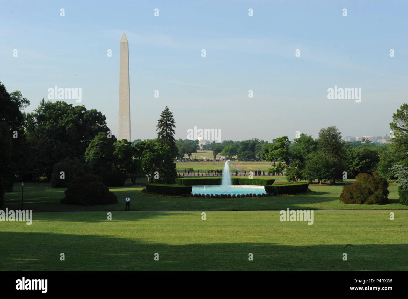 WASHINGTON, D.C. (Giugno 7, 2011)Una vista da premere i montanti della nazione's Back Yard prima della cerimonia di arrivo accogliente il Cancelliere della Repubblica federale di Germania, Dott.ssa Angela Merkel. Arrivo militare cerimonie per dignitari sono state detenute sul prato Sud della Casa Bianca poiché l'amministrazione Kennedy. Foto Stock