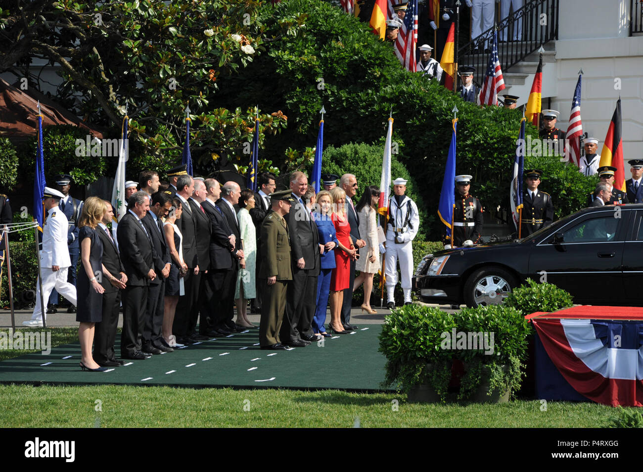 WASHINGTON, D.C. (7 giugno 2011) dignitari attendono il Presidente e il cancelliere della Germania prima della cerimonia di arrivo accogliente il Cancelliere della Repubblica federale di Germania, Dott.ssa Angela Merkel. Arrivo militare cerimonie per dignitari sono state detenute sul prato Sud della Casa Bianca poiché l'amministrazione Kennedy. Foto Stock