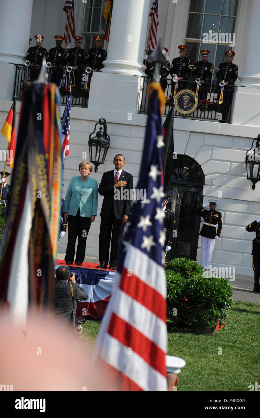 WASHINGTON, D.C. (7 giugno 2011) Dott.ssa Angela Merkel, cancelliere della Germania, sinistra e il Presidente Barack Obama, destro durante l'Inno Nazionale svolto dalla Marina degli Stati Uniti di banda come parte della cerimonia di arrivo accogliente il Cancelliere della Repubblica federale di Germania, Dott.ssa Angela Merkel. Arrivo militare cerimonie per dignitari sono state detenute sul prato Sud della Casa Bianca poiché l'amministrazione Kennedy. Foto Stock