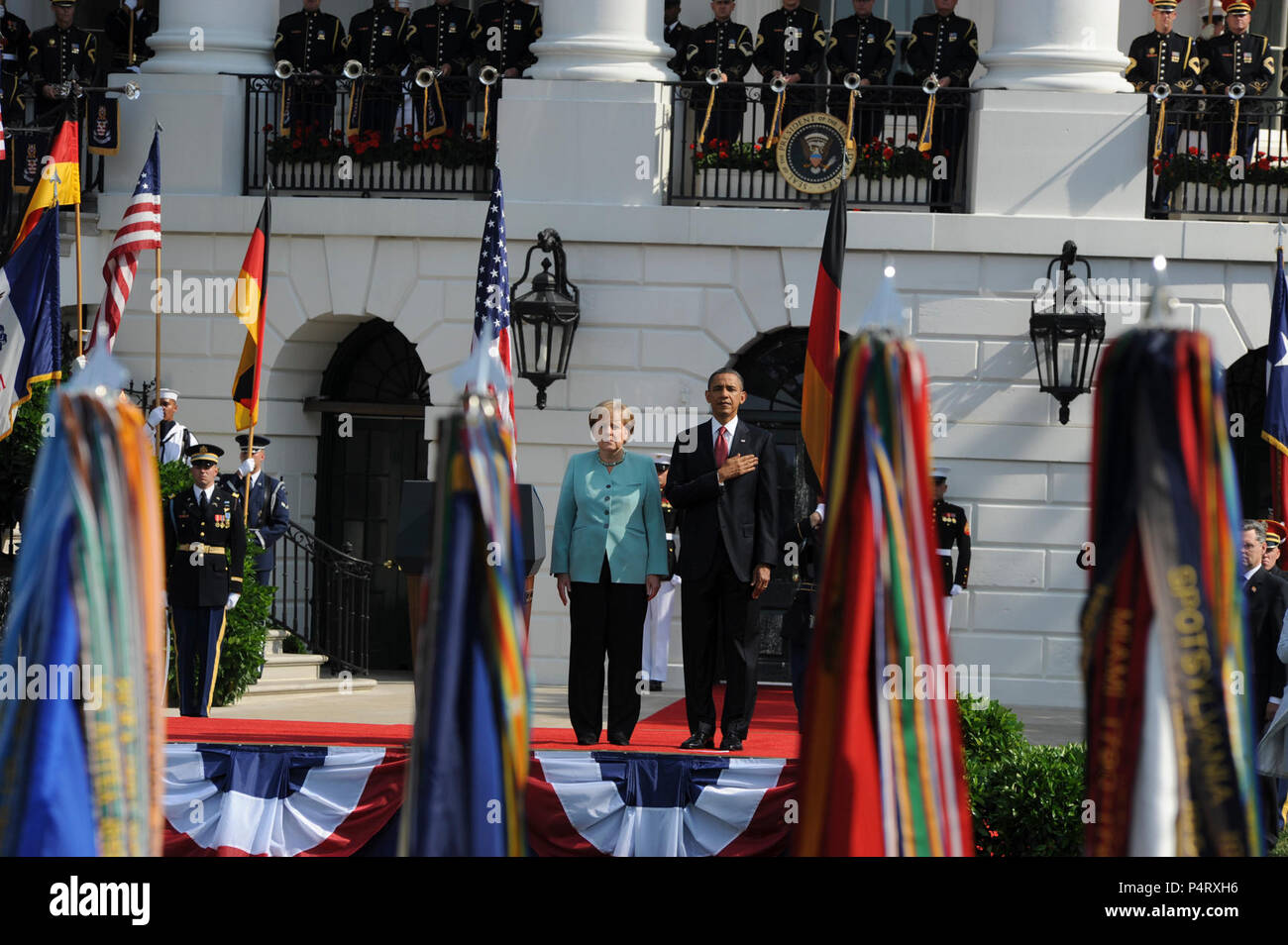WASHINGTON, D.C. (7 giugno 2011) Dott.ssa Angela Merkel, cancelliere della Germania, sinistra e il Presidente Barack Obama, destro durante l'Inno Nazionale svolto dalla Marina degli Stati Uniti di banda come parte della cerimonia di arrivo accogliente il Cancelliere della Repubblica federale di Germania, Dott.ssa Angela Merkel. Arrivo militare cerimonie per dignitari sono state detenute sul prato Sud della Casa Bianca poiché l'amministrazione Kennedy. Foto Stock