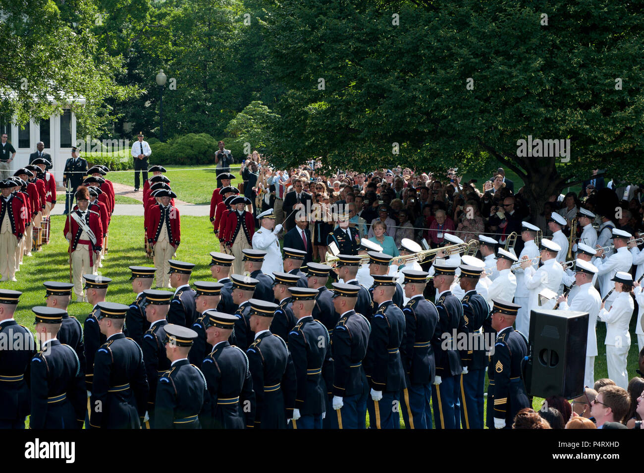 WASHINGTON, D.C. (7 giugno 2011) Il capitano Brian O. Walden conduce la U.S. Navy cerimoniale di banda come il Presidente Barack Obama e il Cancelliere tedesco Angela Merkel ispezionare le truppe durante la cerimonia di arrivo accogliente il Cancelliere della Repubblica federale di Germania, Dott.ssa Angela Merkel. Arrivo militare cerimonie per dignitari sono state detenute sul prato Sud della Casa Bianca poiché l'amministrazione Kennedy. Foto Stock