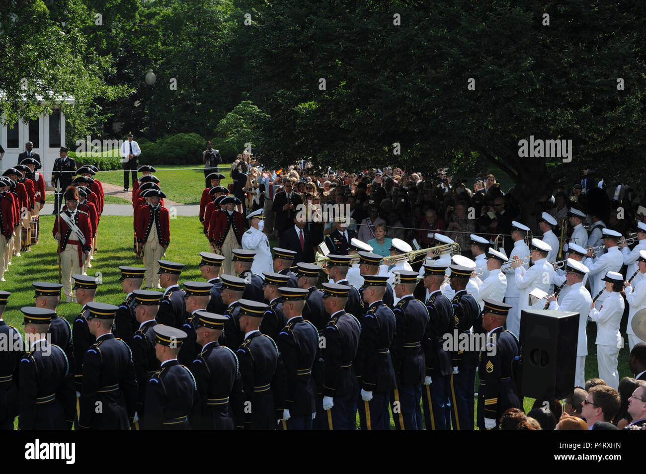 WASHINGTON, D.C. (7 giugno 2011) Il capitano Brian O. Walden conduce la U.S. Navy cerimoniale di banda come il Presidente Barack Obama e il Cancelliere tedesco Angela Merkel ispezionare le truppe durante la cerimonia di arrivo accogliente il Cancelliere della Repubblica federale di Germania, Dott.ssa Angela Merkel. Arrivo militare cerimonie per dignitari sono state detenute sul prato Sud della Casa Bianca poiché l'amministrazione Kennedy. Foto Stock