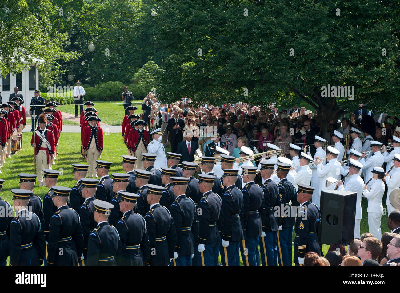 WASHINGTON, D.C. (7 giugno 2011) Il capitano Brian O. Walden conduce la U.S. Navy cerimoniale di banda come il Presidente Barack Obama e il Cancelliere tedesco Angela Merkel ispezionare le truppe durante la cerimonia di arrivo accogliente il Cancelliere della Repubblica federale di Germania, Dott.ssa Angela Merkel. Arrivo militare cerimonie per dignitari sono state detenute sul prato Sud della Casa Bianca poiché l'amministrazione Kennedy. Foto Stock