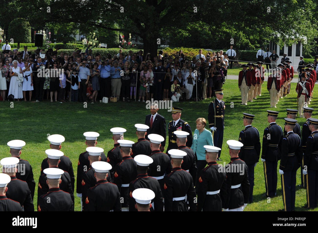 WASHINGTON, D.C. (7 giugno 2011) Il capitano Brian O. Walden conduce la U.S. Navy cerimoniale di banda come il Presidente Barack Obama e il Cancelliere tedesco Angela Merkel ispezionare le truppe durante la cerimonia di arrivo accogliente il Cancelliere della Repubblica federale di Germania, Dott.ssa Angela Merkel. Arrivo militare cerimonie per dignitari sono state detenute sul prato Sud della Casa Bianca poiché l'amministrazione Kennedy. Foto Stock