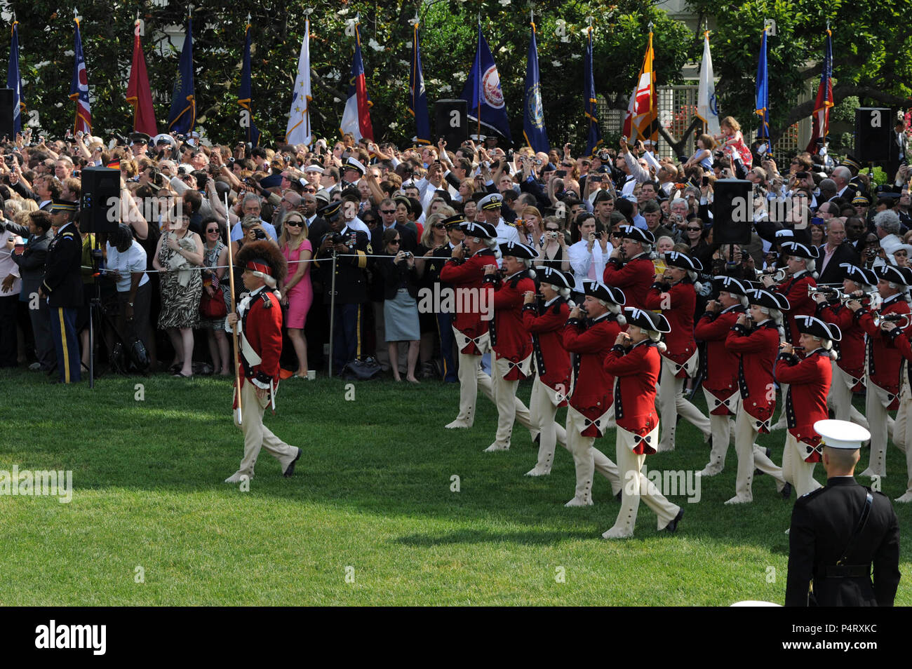 WASHINGTON, D.C. (7 giugno 2011) Stati Uniti Esercito 'Vecchia Guardia' passano in rassegna durante la cerimonia di arrivo accogliente il Cancelliere della Repubblica federale di Germania, Dott.ssa Angela Merkel. Arrivo militare cerimonie per dignitari sono state detenute sul prato Sud della Casa Bianca poiché l'amministrazione Kennedy. Foto Stock