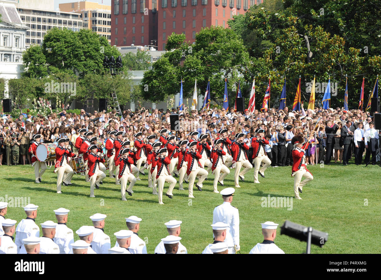 WASHINGTON, D.C. (7 giugno 2011) Stati Uniti Esercito 'Vecchia Guardia' passano in rassegna durante la cerimonia di arrivo accogliente il Cancelliere della Repubblica federale di Germania, Dott.ssa Angela Merkel. Arrivo militare cerimonie per dignitari sono state detenute sul prato Sud della Casa Bianca poiché l'amministrazione Kennedy. Foto Stock