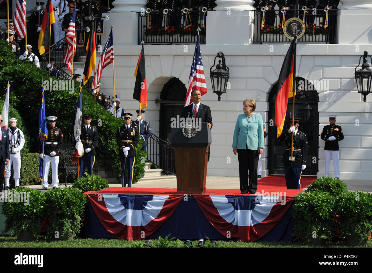 WASHINGTON, D.C. (7 giugno 2011) Il Presidente degli Stati Uniti Barack Obama offre commento durante la cerimonia di arrivo accogliente il Cancelliere della Repubblica federale di Germania, Dott.ssa Angela Merkel. Arrivo militare cerimonie per dignitari sono state detenute sul prato Sud della Casa Bianca poiché l'amministrazione Kennedy. Foto Stock