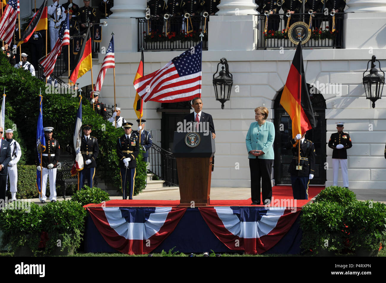 WASHINGTON, D.C. (7 giugno 2011) Il Presidente degli Stati Uniti Barack Obama offre commento durante la cerimonia di arrivo accogliente il Cancelliere della Repubblica federale di Germania, Dott.ssa Angela Merkel. Arrivo militare cerimonie per dignitari sono state detenute sul prato Sud della Casa Bianca poiché l'amministrazione Kennedy. Foto Stock