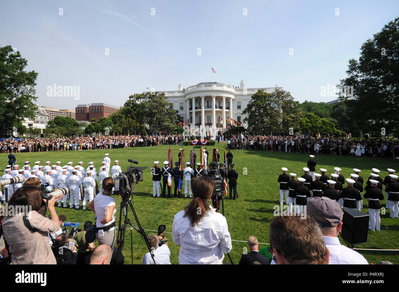 WASHINGTON, D.C. (7 giugno 2011) Il Presidente Barack Obama offre commento durante la cerimonia di arrivo accogliente il Cancelliere della Repubblica federale di Germania, Dott.ssa Angela Merkel. Arrivo militare cerimonie per dignitari sono state detenute sul prato Sud della Casa Bianca poiché l'amministrazione Kennedy. Foto Stock