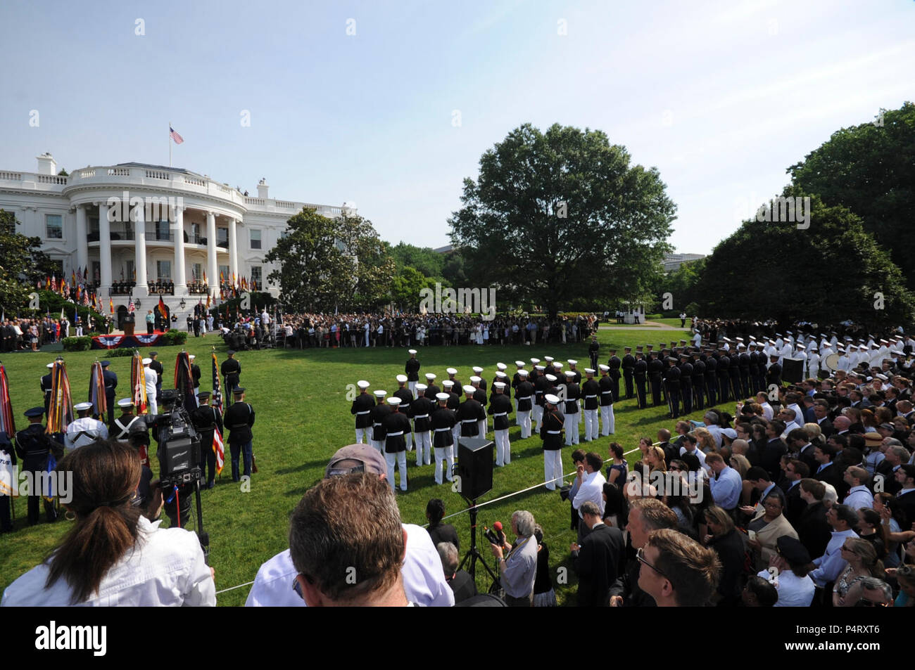 WASHINGTON, D.C. (7 giugno 2011) Il Presidente Barack Obama offre commento durante la cerimonia di arrivo accogliente il Cancelliere della Repubblica federale di Germania, Dott.ssa Angela Merkel. Arrivo militare cerimonie per dignitari sono state detenute sul prato Sud della Casa Bianca poiché l'amministrazione Kennedy. Foto Stock