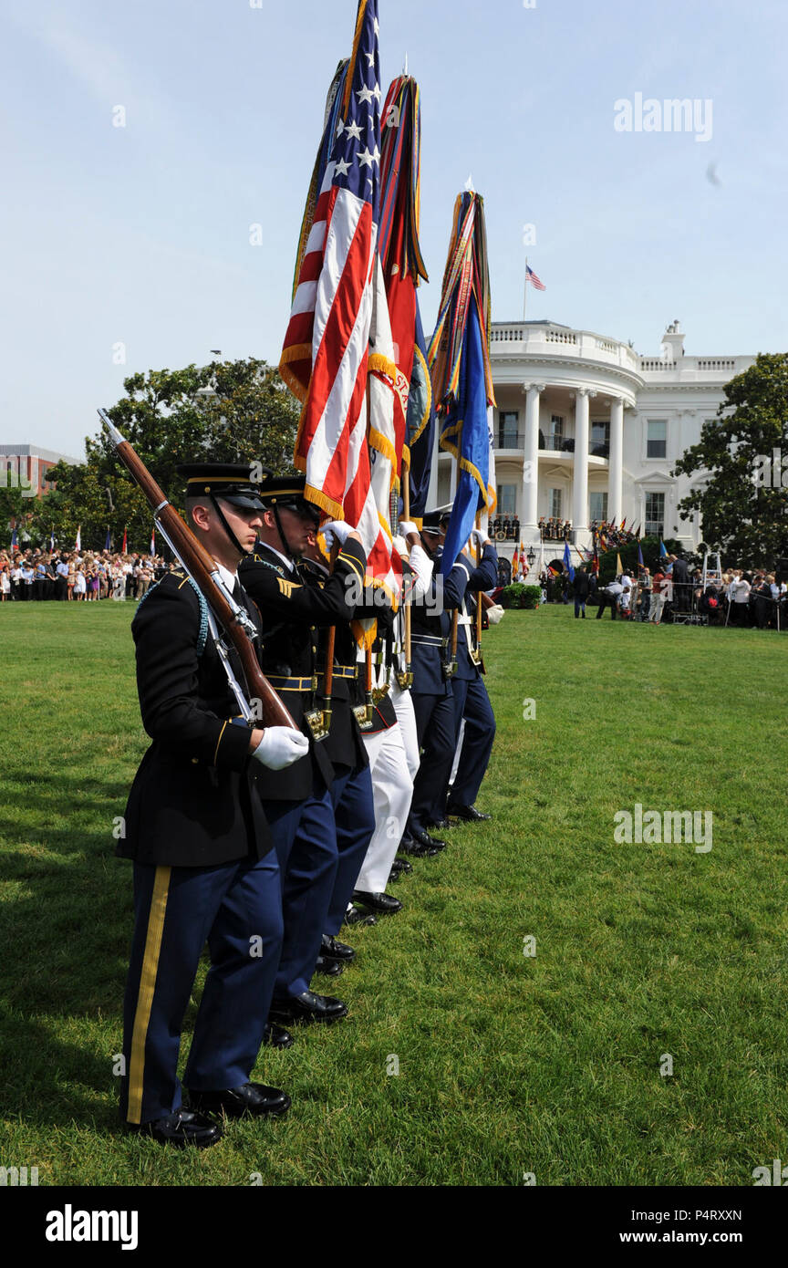 WASHINGTON, D.C. (7 giugno 2011) l'esercito comune color guard marche off il South Lawn della Casa Bianca a conclusione della cerimonia di arrivo accogliente il Cancelliere della Repubblica federale di Germania, Dott.ssa Angela Merkel. Arrivo militare cerimonie per dignitari sono state detenute sul prato Sud della Casa Bianca poiché l'amministrazione Kennedy. Foto Stock