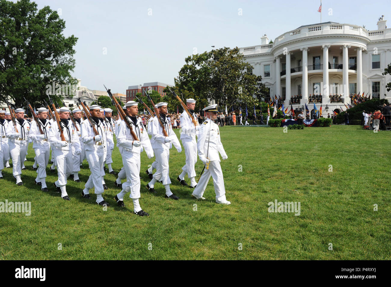 WASHINGTON, D.C. (7 giugno 2011) Stati Uniti Marina Militare Guardia cerimoniale marzo off il South Lawn della Casa Bianca a conclusione della cerimonia di arrivo accogliente il Cancelliere della Repubblica federale di Germania, Dott.ssa Angela Merkel. Arrivo militare cerimonie per dignitari sono state detenute sul prato Sud della Casa Bianca poiché l'amministrazione Kennedy. Foto Stock