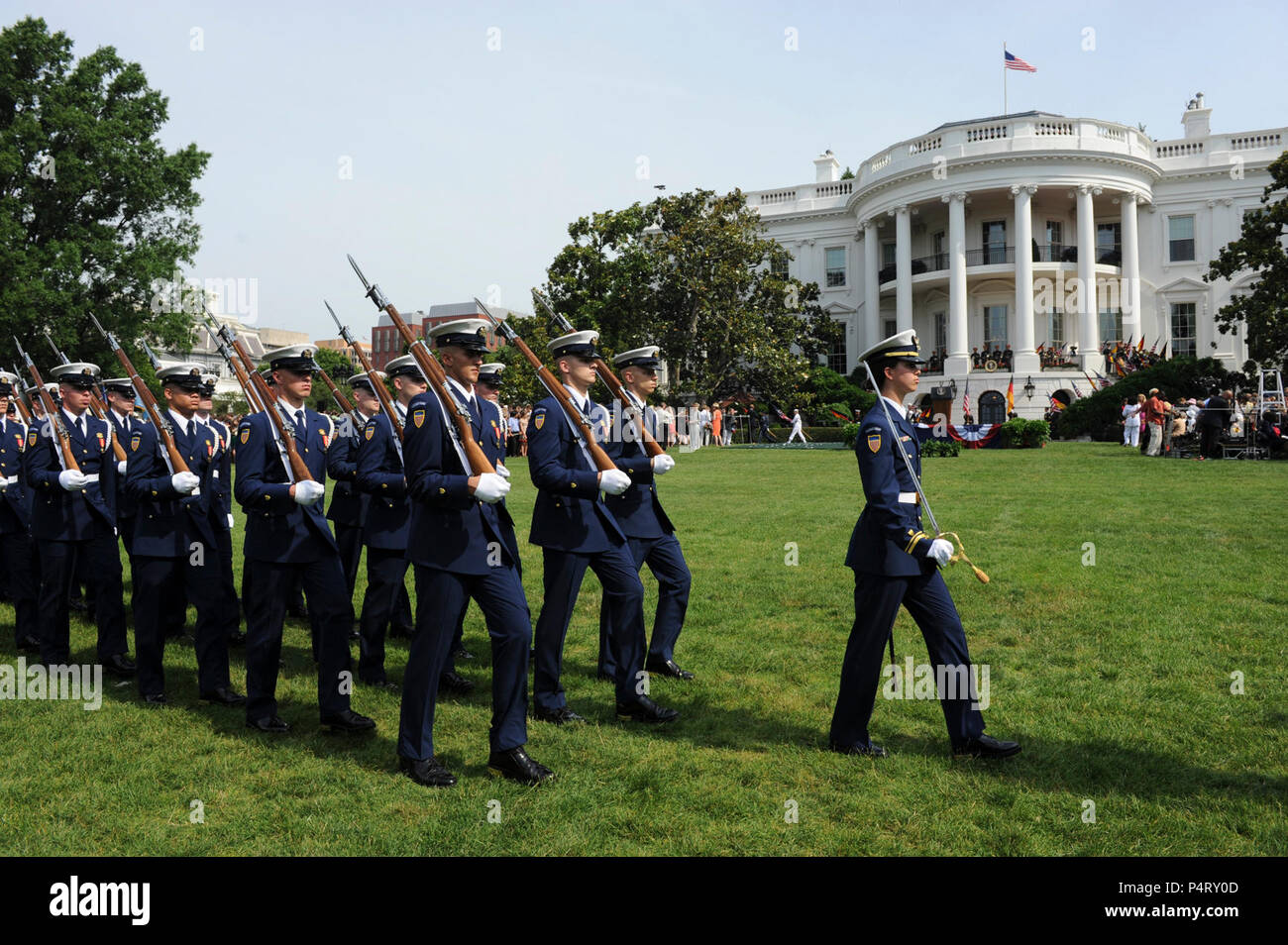 WASHINGTON, D.C. (7 giugno 2011) Stati Uniti La guardia costiera della guardia cerimoniale marzo off il South Lawn della Casa Bianca a conclusione della cerimonia di arrivo accogliente il Cancelliere della Repubblica federale di Germania, Dott.ssa Angela Merkel. Arrivo militare cerimonie per dignitari sono state detenute sul prato Sud della Casa Bianca poiché l'amministrazione Kennedy. Foto Stock