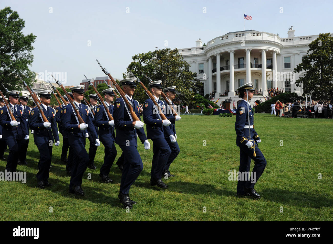 WASHINGTON, D.C. (7 giugno 2011) Stati Uniti La guardia costiera della guardia cerimoniale marzo off il South Lawn della Casa Bianca a conclusione della cerimonia di arrivo accogliente il Cancelliere della Repubblica federale di Germania, Dott.ssa Angela Merkel. Arrivo militare cerimonie per dignitari sono state detenute sul prato Sud della Casa Bianca poiché l'amministrazione Kennedy. Foto Stock