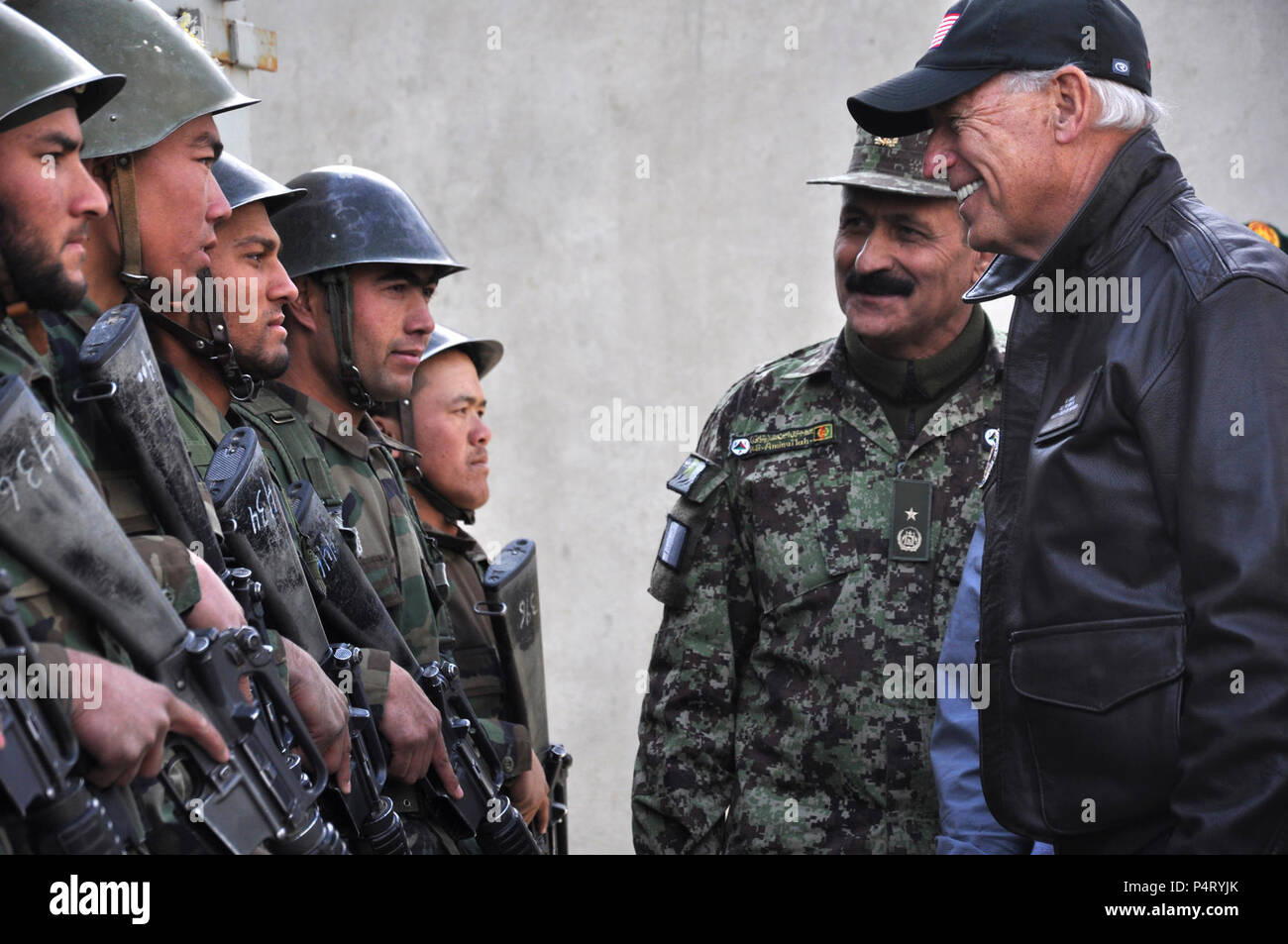 Afghanistan (GEN. 11, 2011) - esercito nazionale afghano Brig. Gen. Amlaqullah Patyani, comandante militare di Kabul, centro di formazione, ci introduce il Vice Presidente Joe Biden di reclute afghane durante una pausa nella formazione sulle operazioni militari in terreno urbano. In corrispondenza di qualsiasi tempo dato, oltre diecimila reclute a KMTC si preparano a servire nell'esercito nazionale afghano. Foto Stock