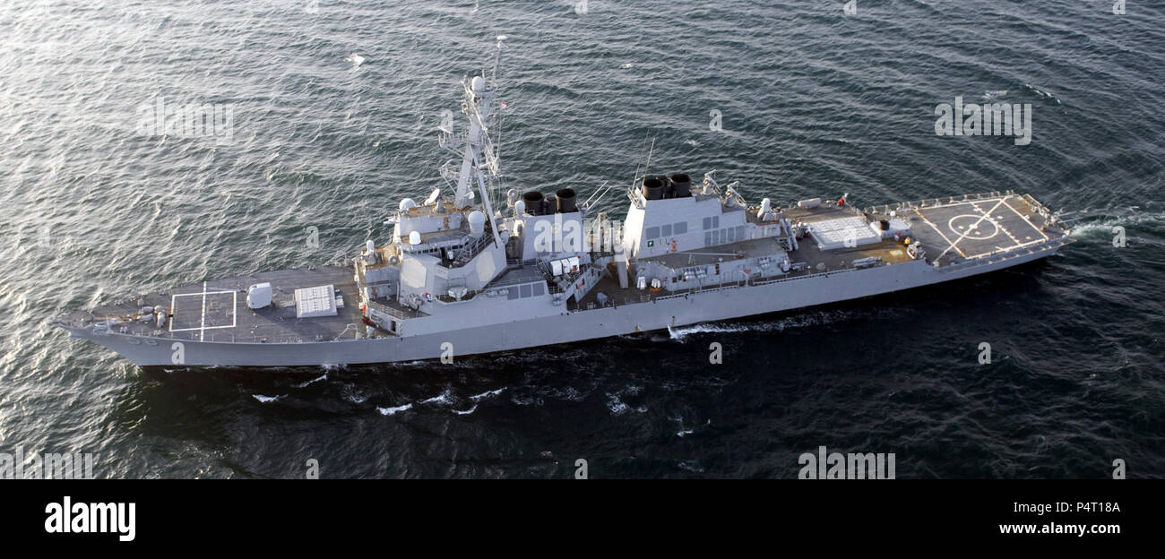 OCEAN (12 marzo 2012) le visite-missile destroyer USS Laboon (DDG 58) è attualmente in corso nell'Oceano Atlantico. Laboon sta partecipando a un gruppo di navigare con i Dwight D. Eisenhower Carrier Strike gruppo e altri sei navi nell'Oceano Atlantico. Foto Stock