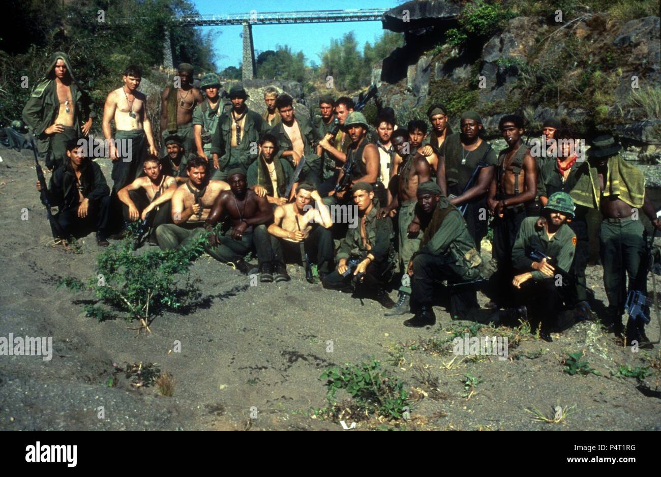 Pellicola originale titolo: plotone. Titolo inglese: plotone. Regista: OLIVER STONE. Anno: 1986. Stelle: Willem Dafoe; Dale Dye; Johnny Depp; TOM BERENGER; Charlie Sheen; Forest Whitaker; RICHARD EDSON; DAVID NEIDORF; JOHN MCGINLEY; KEVIN DILLON; PAUL SANCHEZ; REGGIE JOHNSON; Tony Todd; FRANCESCO QUINN; CHRIS PEDERSON; il contrassegno Moses. Credito: ORION foto / Album Foto Stock