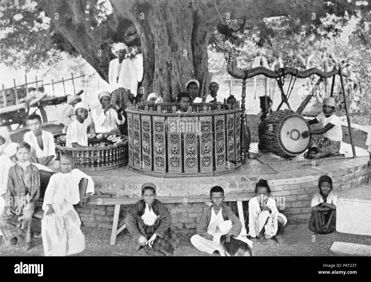 Mezzitoni di un orchestra birmano, circa 1890. Da Judson eroe della Birmania, 1923. Foto Stock