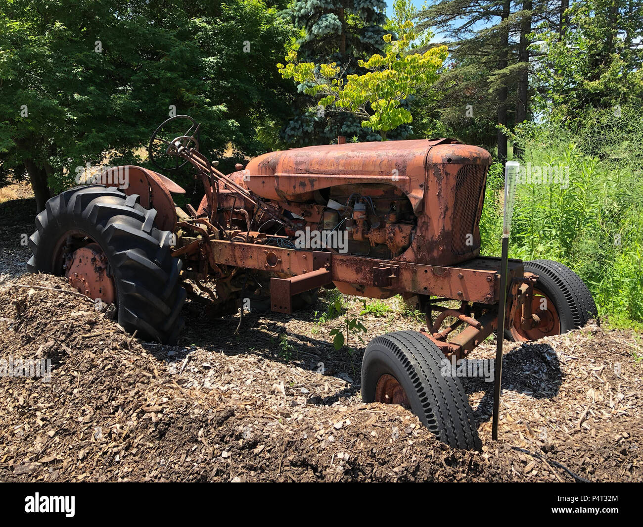 Il vecchio trattore abbandonati. Foto Stock