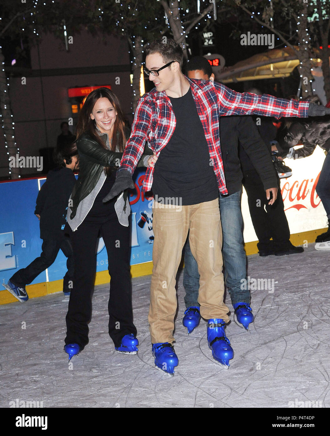 Un  Jennifer Love Hewitt e di BFR. Jarod Einsohn  28 presso il bullo Premiere al teatro cinese 6 a Los Angeles.a  Jennifer Love Hewitt e di BFR. Jarod Einsohn  28 evento nella vita di Hollywood - California, tappeto rosso Evento, STATI UNITI D'AMERICA, industria cinematografica, celebrità, fotografia, Bestof, arte cultura e intrattenimento, Topix celebrità moda, migliori della vita di Hollywood, evento nella vita di Hollywood - California, moquette rossa e dietro le quinte, movie celebrità, personaggi televisivi, musica celebrità, Topix, Bestof, arte cultura e intrattenimento, verticale, una persona, la fotografia di moda, a piena lunghezza e 2011 Indagine tsun Foto Stock