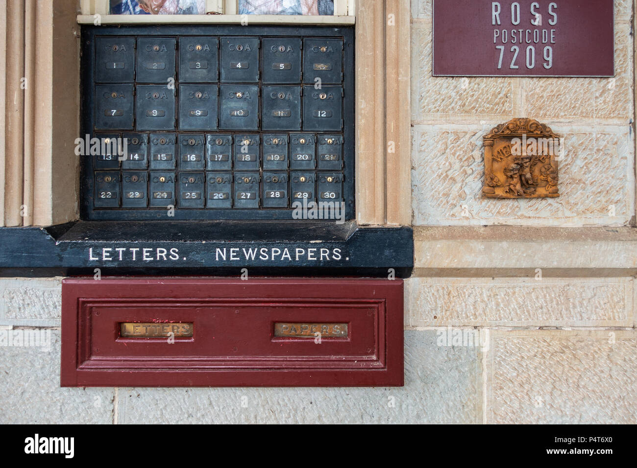 Caselle postali sulla parete del locale ufficio postale in città. Ross, Tasmania, Australia Foto Stock