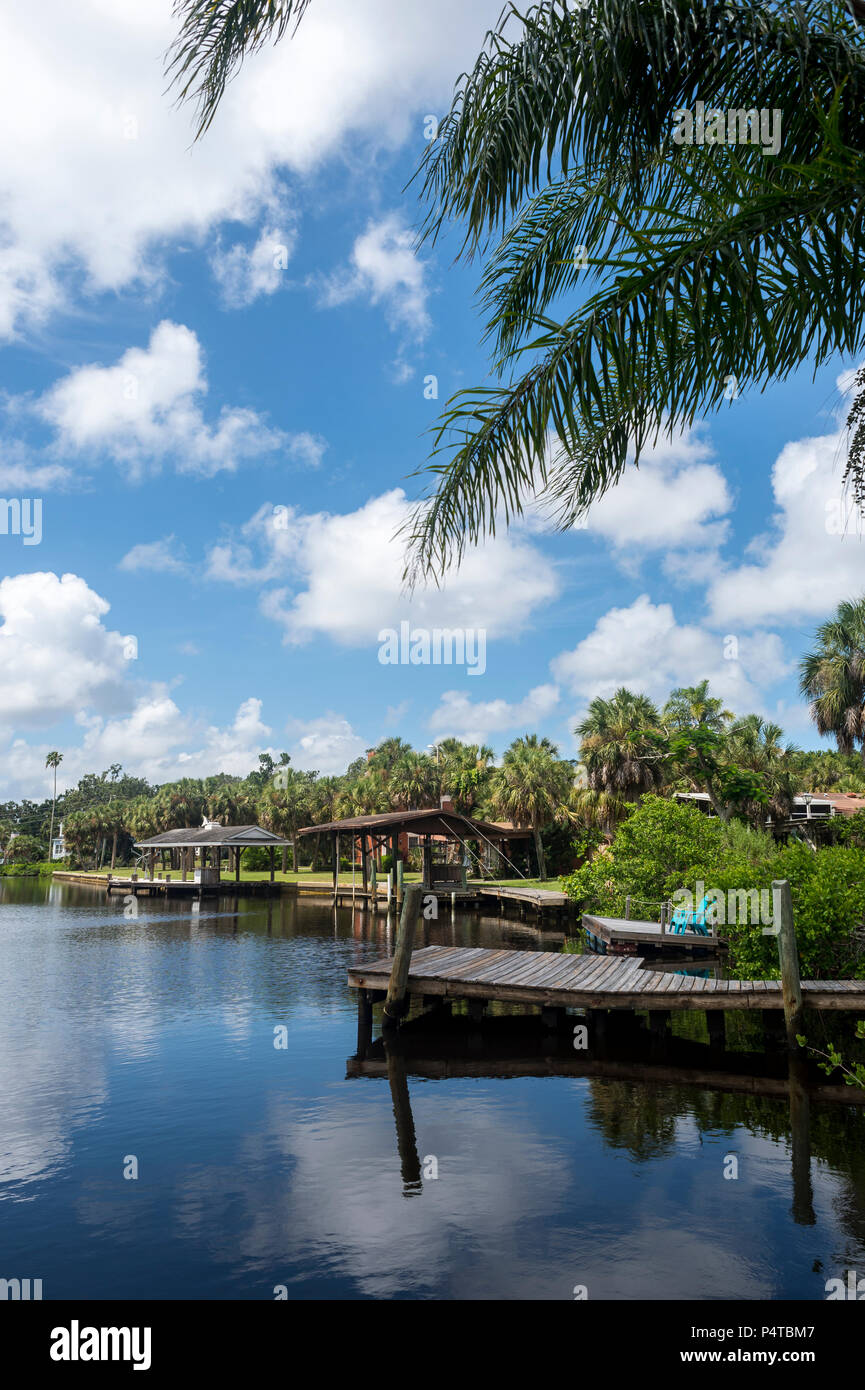 Imbarcazioni e case sulla riva di Whitcomb Bayou, Tarpon Springs, in Florida. Foto Stock
