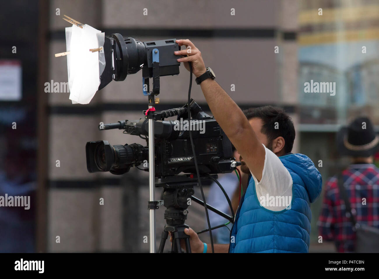 Cameraman professionale la ripresa di un video su strada Foto Stock