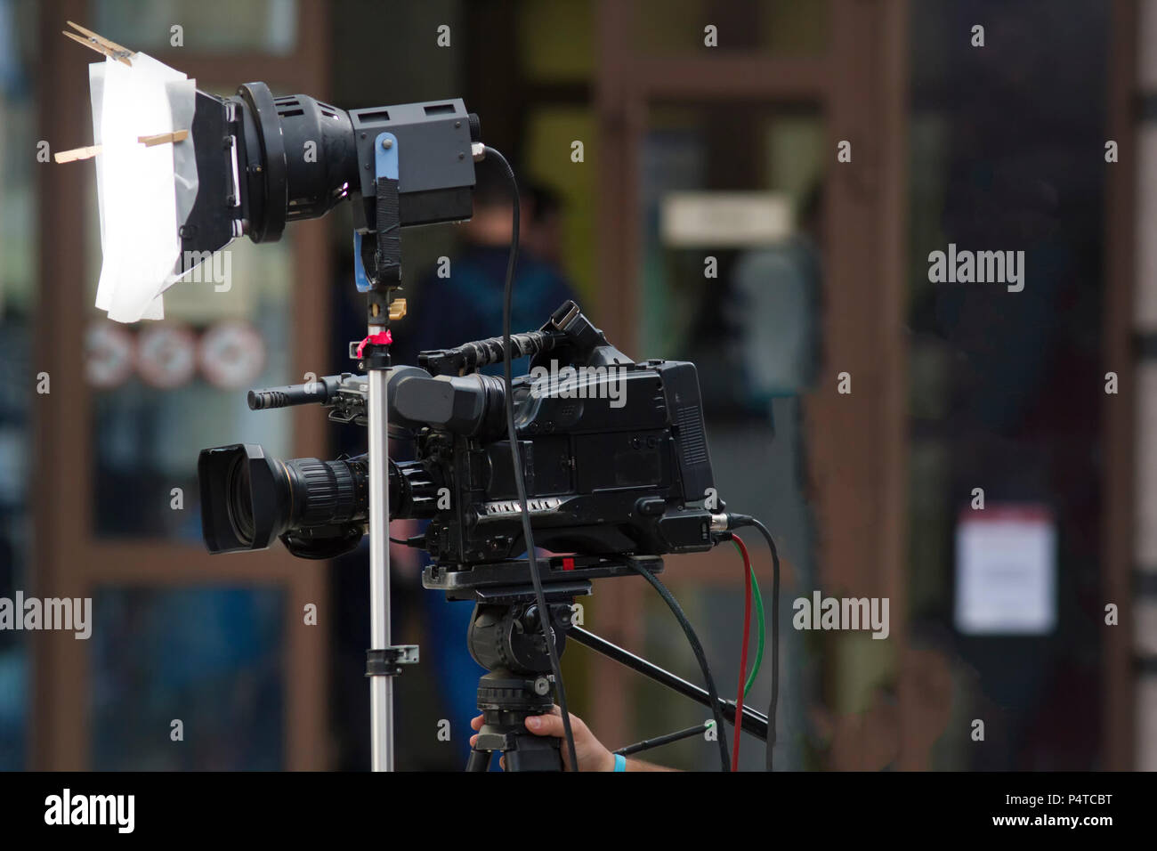 Camcorder professionale con la ripresa di un video su strada Foto Stock