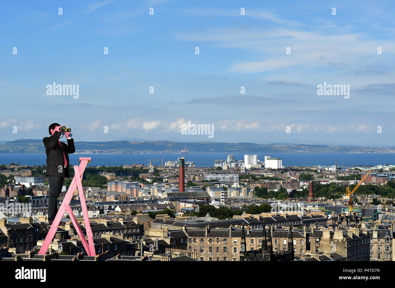 Business man è spionaggio con il binocolo sui concorrenti Foto Stock