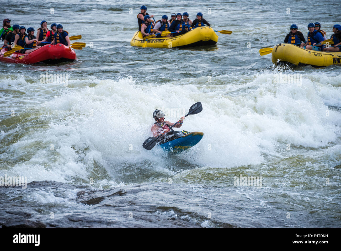 Whitewater rafting e kayak freestyle sul fiume Chattahoochee a Columbus, Georgia. (USA) Foto Stock