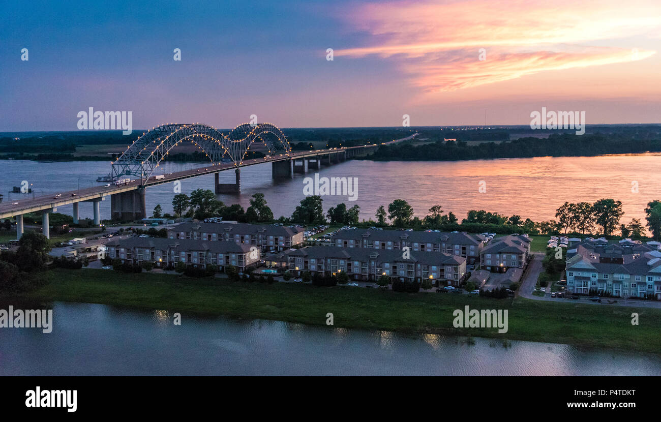 Colorato tramonto sul fiume Mississippi in Memphis, Tennessee. (USA) Foto Stock