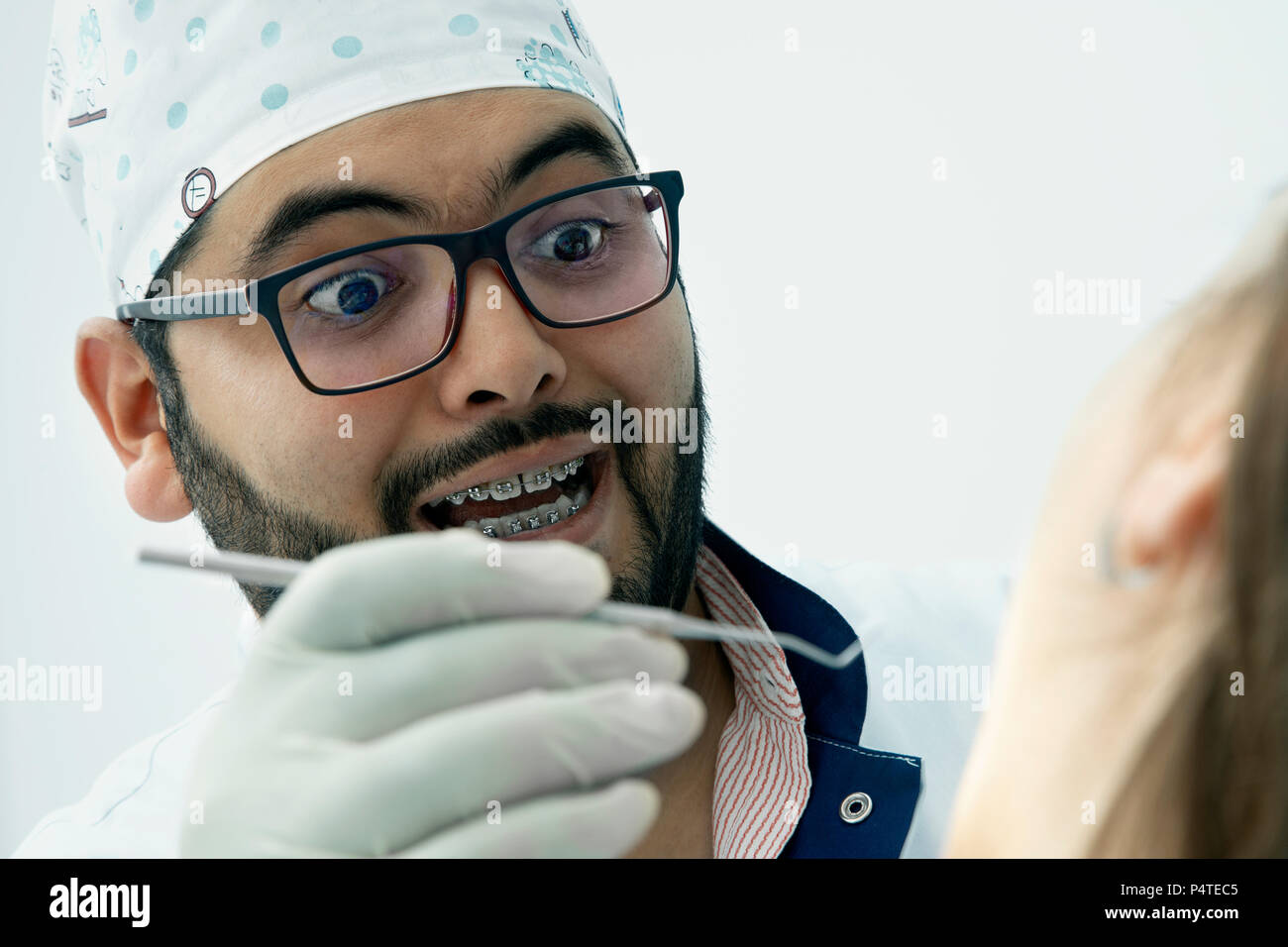 Funny medico guarisce un paziente paura del dentista Foto Stock