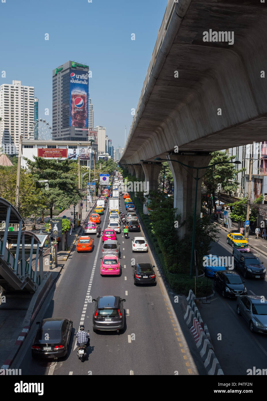 Vista in elevazione del traffico sulla Strada di Sukhumvit Road, Bangkok, Thailandia, in Asia. Foto Stock