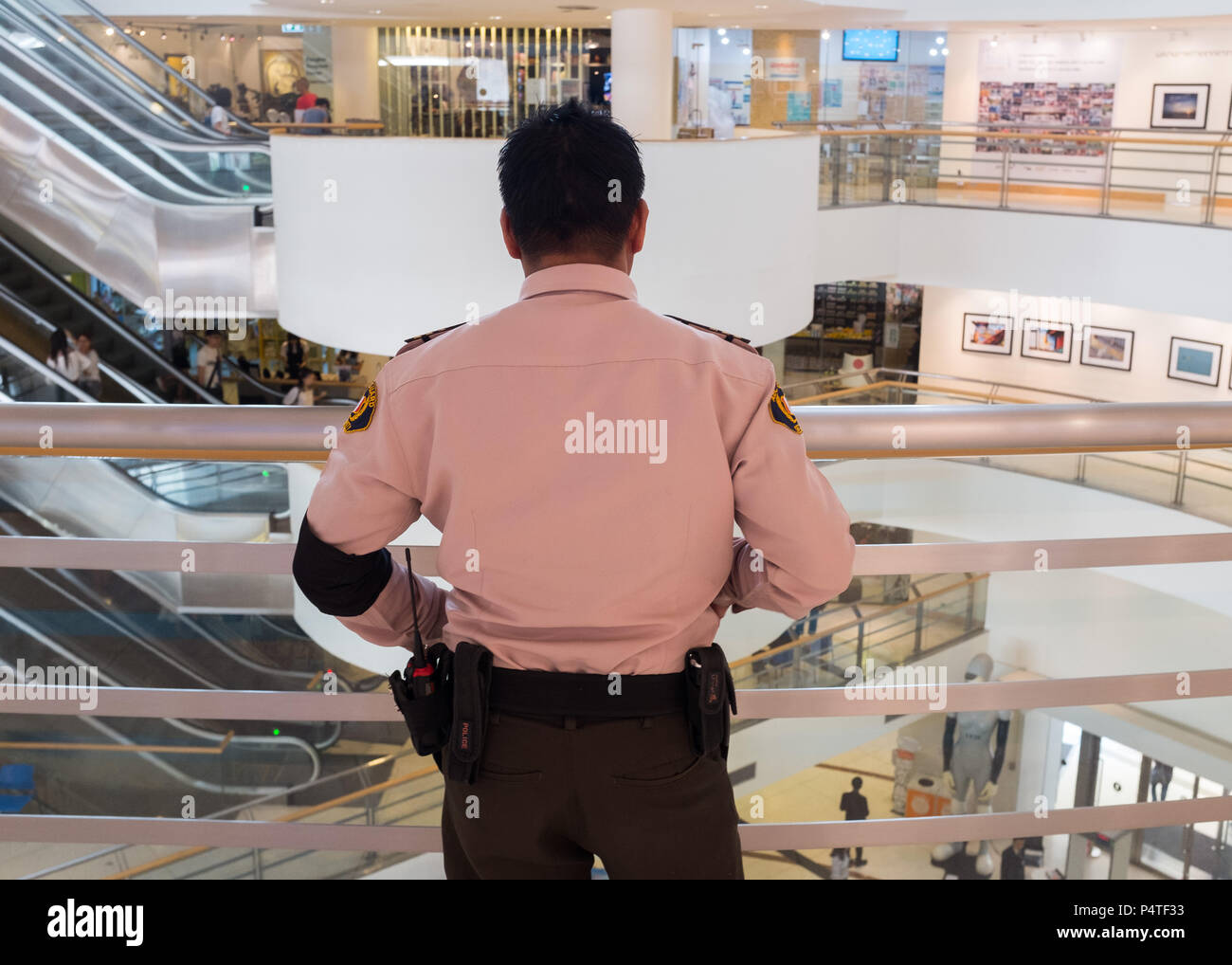 La guardia di sicurezza in attesa che la ringhiera in Bangkok di Arte & Cultura Centro (BACC), Bangkok, Thailandia, in Asia. Foto Stock