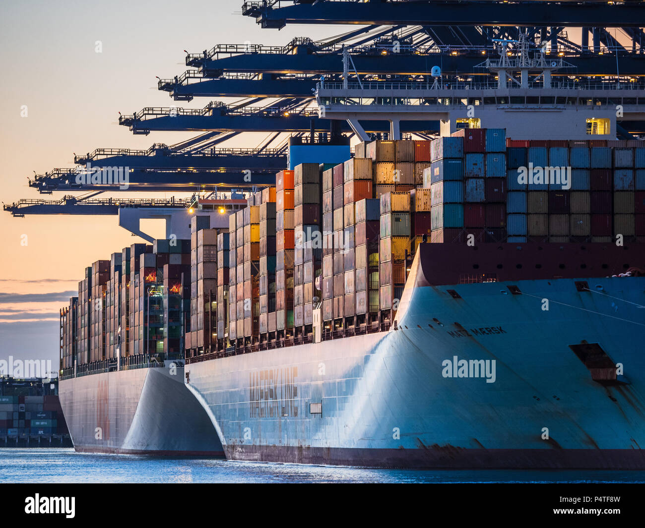 Il commercio internazionale, il commercio mondiale. Le navi portacontainer scarico e carico container del porto di Felixstowe, Regno Unito il contenitore più grande porto. Foto Stock