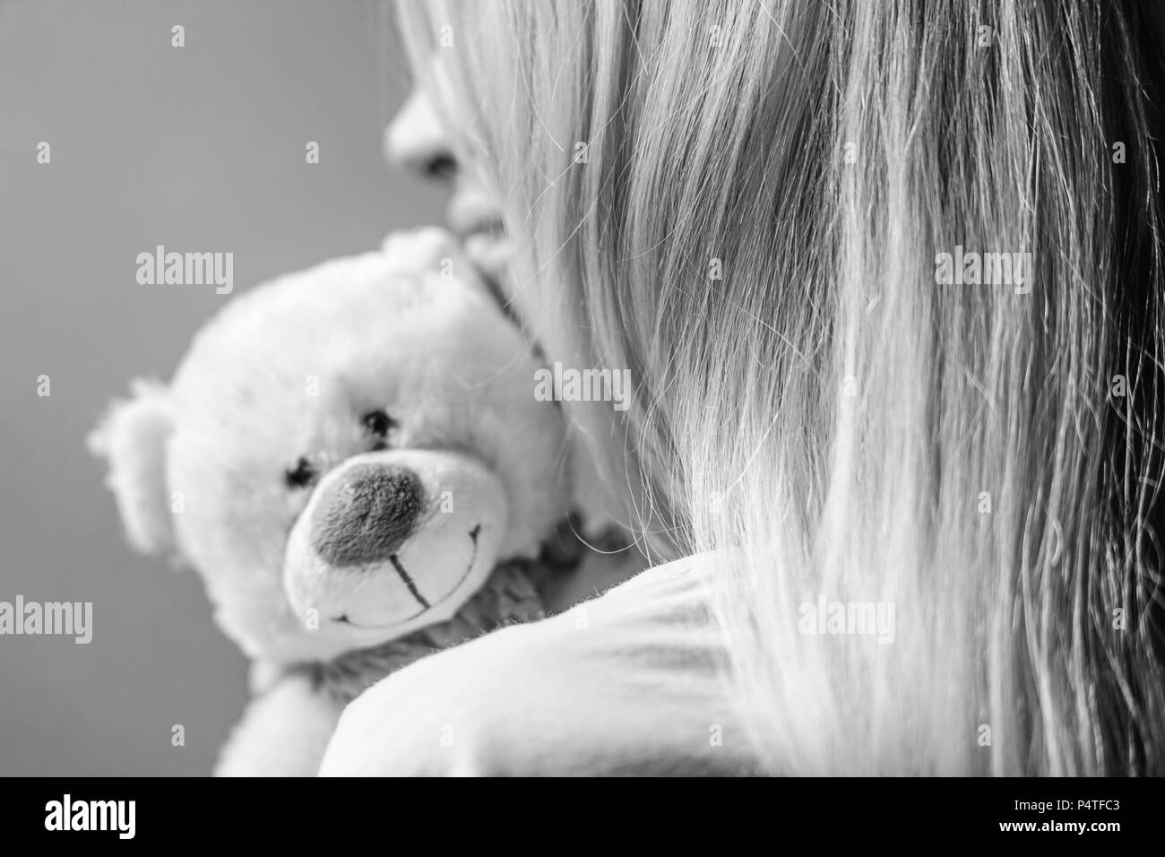 Ritratto di un felice ragazza con un peluche orso Foto Stock