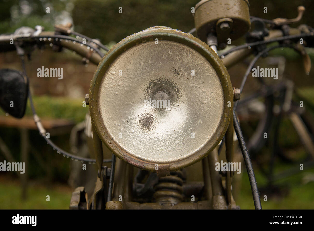 Close up di un motociclo di luce con le gocce di pioggia su di esso Foto Stock